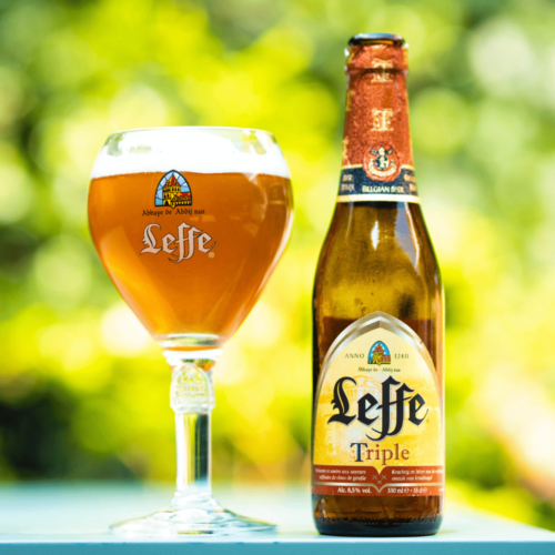 Een Tripel Bier en glas van het merk Leffe