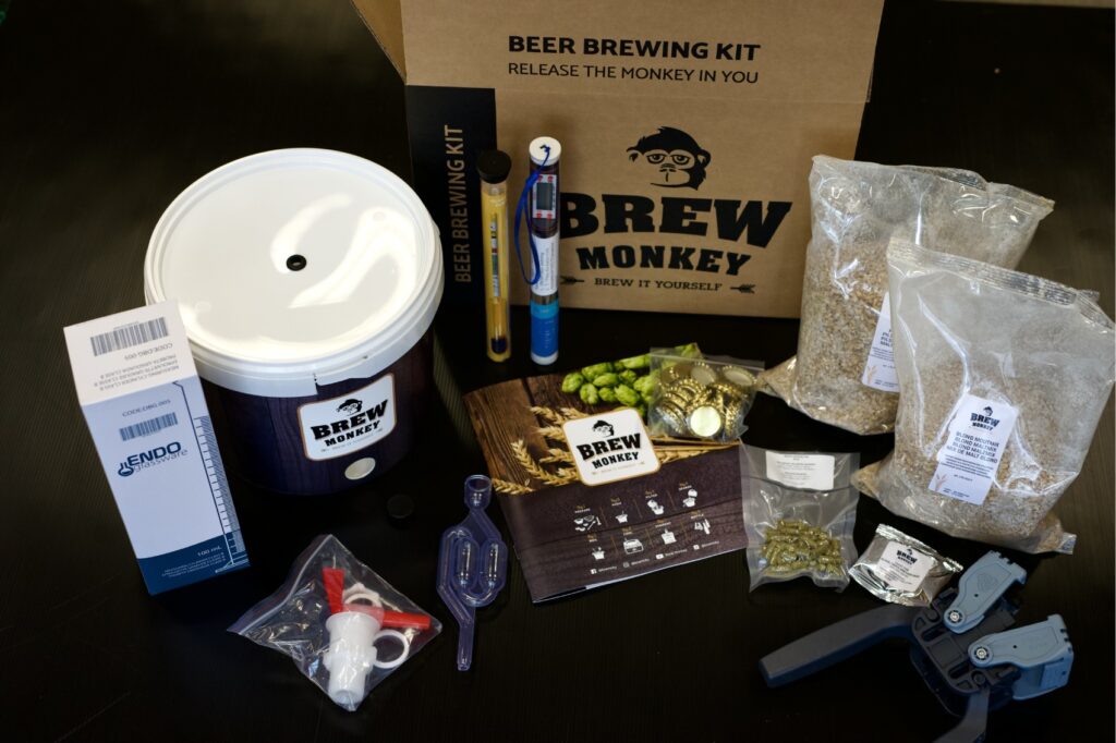 Een compleet bierbrouw pakket van Brew Monkey op tafel.
