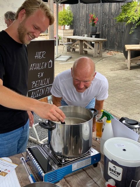 Een vader en zoon die samen brouwen met een verjaardagscadeau voor mannen.